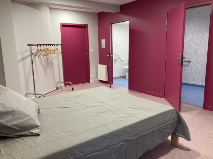Chambre Accessibilité PMR (au RDC) 22m2 - 1 lit double 140x200cm
