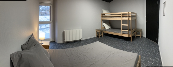 Chambre familiale 14,3m2 - 1 lit double 140x200cm / 2 lits simples 90x200cm superposés